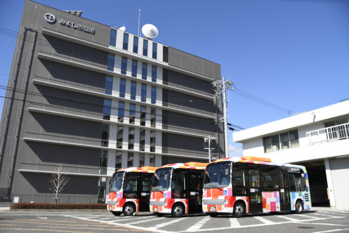 みよし市役所前に停車するさんさんバス