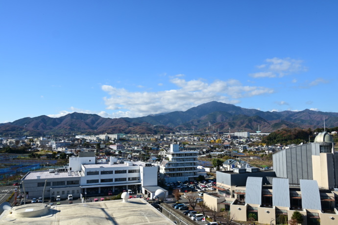 伊勢原市のまち並みと大山