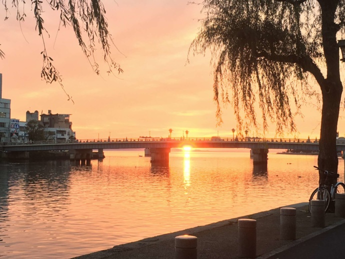 松江市内にある宍道湖大橋から望める夕日