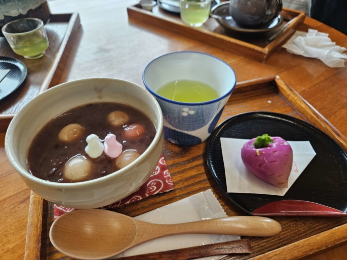 松江市内の飲食店で提供されているぜんざいと和菓子のセット