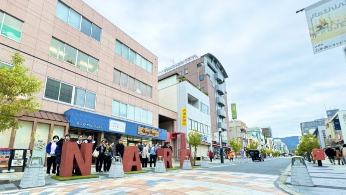 奈良市内の商店街で学生と地域住民が連携したイベントの様子