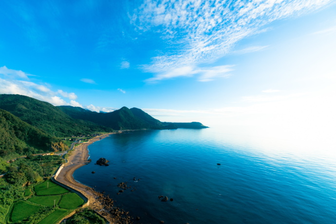 新潟県佐渡市の海と山の風景