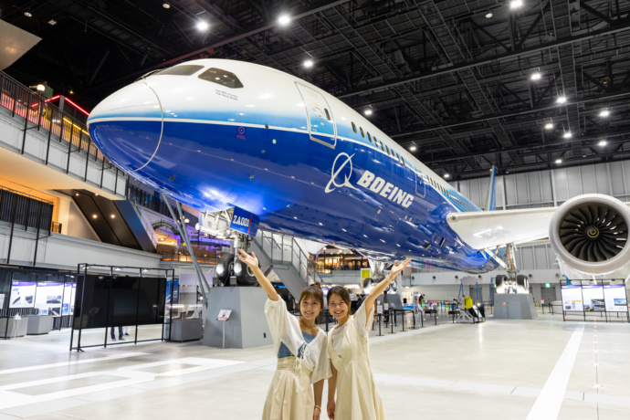 「ボーイング787初号機」の展示スペースで記念撮影をする女性たち