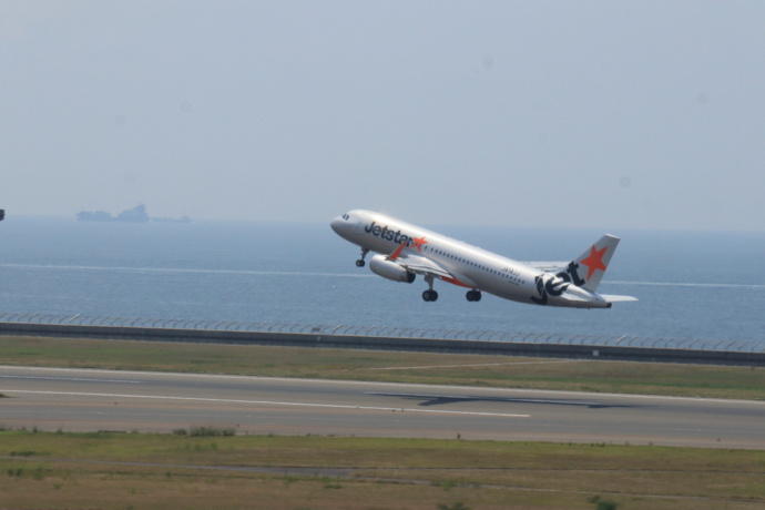 中部国際空港から飛び立つ飛行機