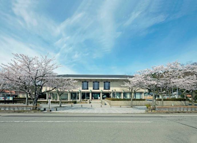 春の石川県輪島漆芸美術館の外観を正面から撮った写真