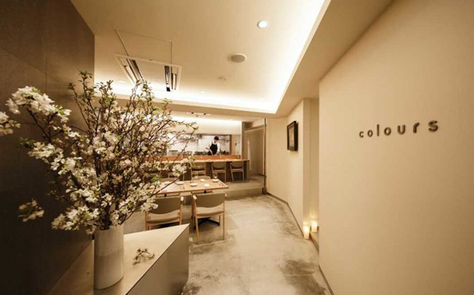 東京都港区六本木にあるイタリアン料理店coloursの入り口