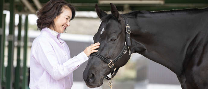 クレイン学研枚方で馬に触れ合う様子