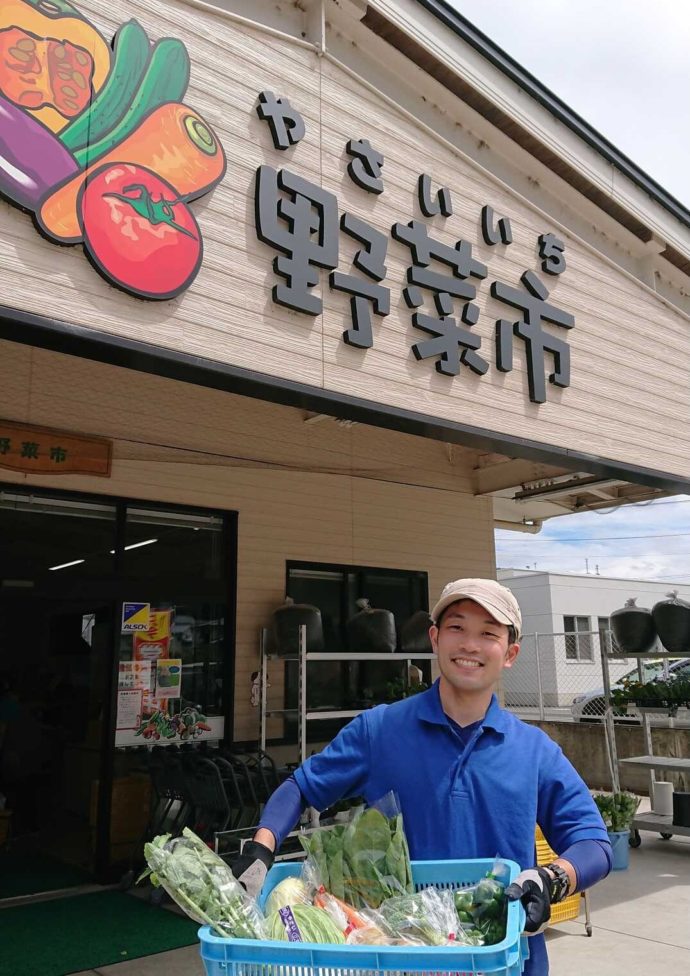 クロスロードみつぎの野菜市と駅長の石原さん