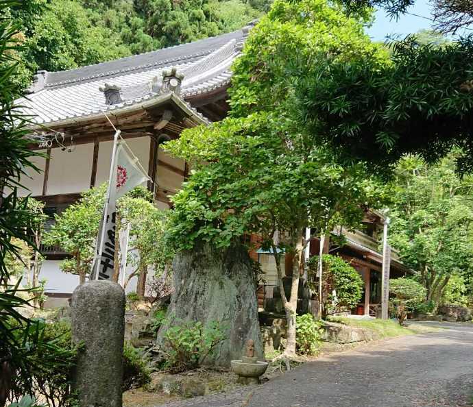 菅生山 大宝寺へと続く道