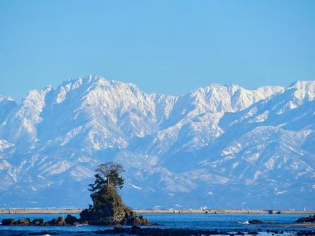 富山湾の向こうに立山連峰を望める雨晴海岸