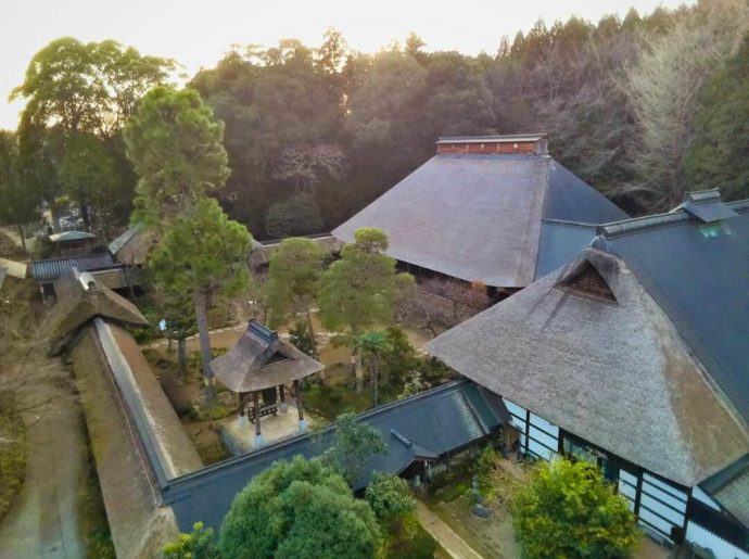 朝日に照らされる栃木県大田原市の大雄寺