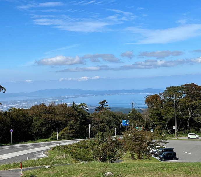 高台から望む空と海