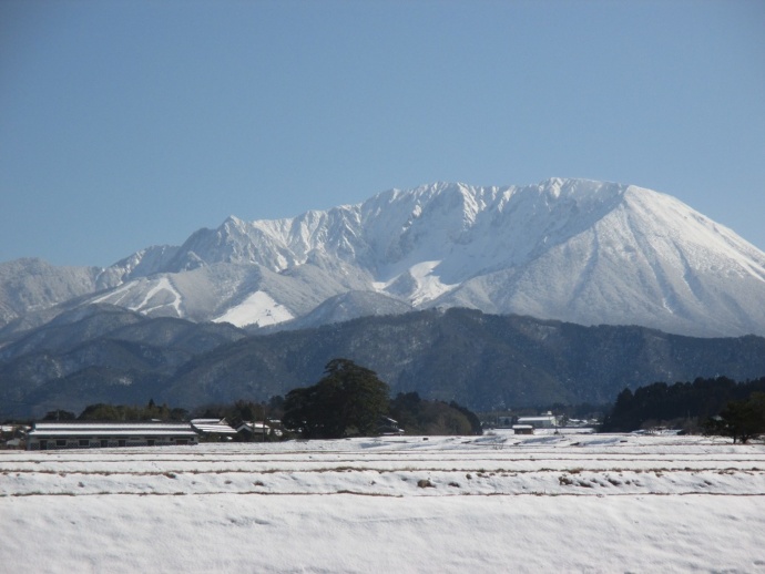 町の南側に臨む大山