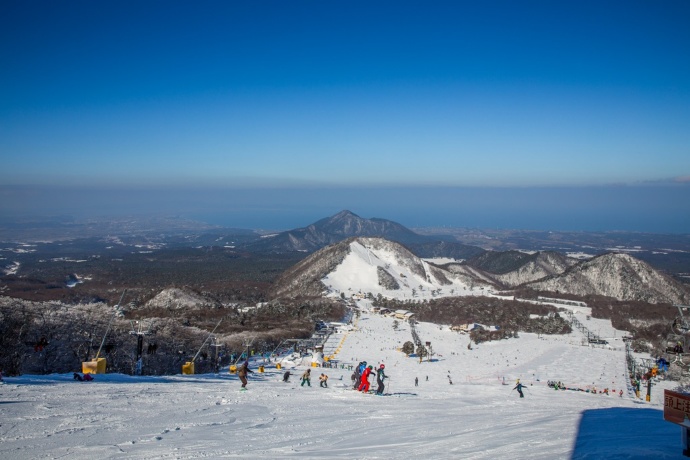 海の見える大山町のスキー場