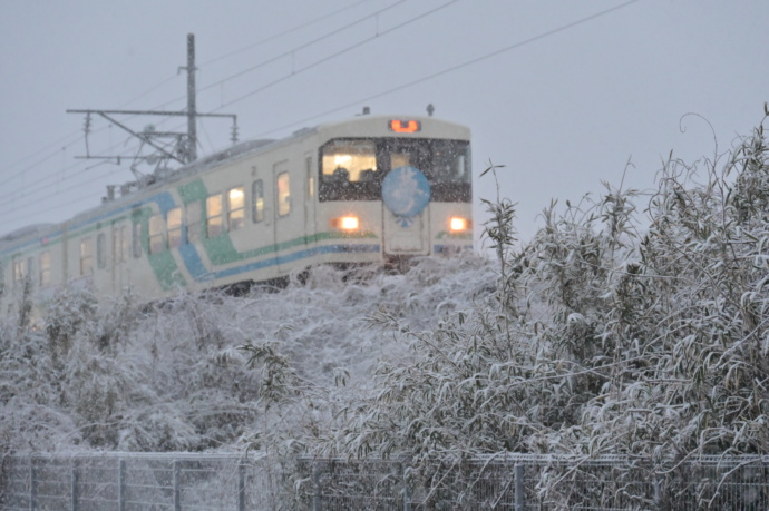 伊達市を走る阿武隈急行と雪景色