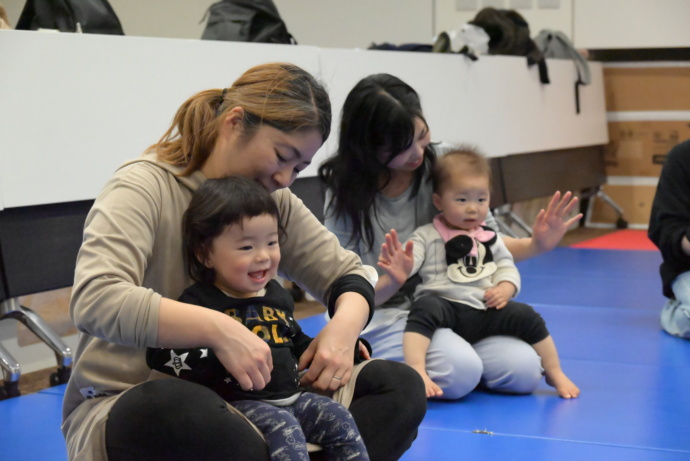 福島県伊達市の子育て施設で遊ぶ親子