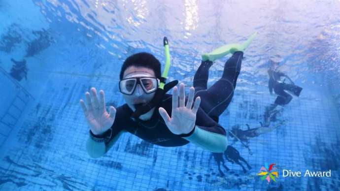 DiveAward津田沼駅前本店のプールでのスキンダイビングを楽しむ男性