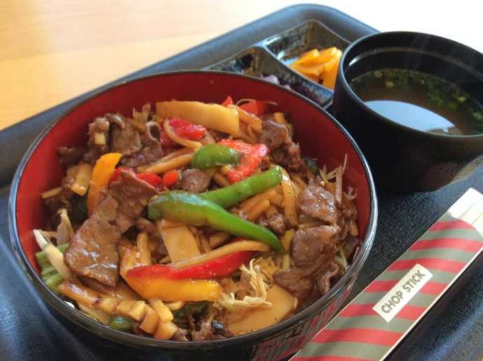 道の駅どなりで食べられるジビエ料理の鹿肉丼