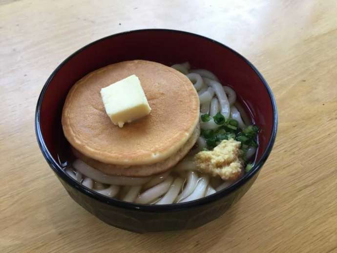 うどんの上にパンケーキをのせたパンケーキうどん