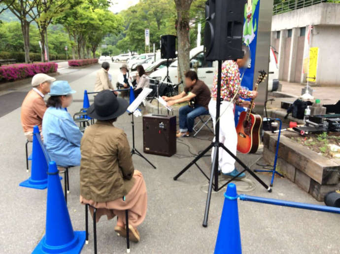 道の駅どなりで開かれる音楽イベントの様子