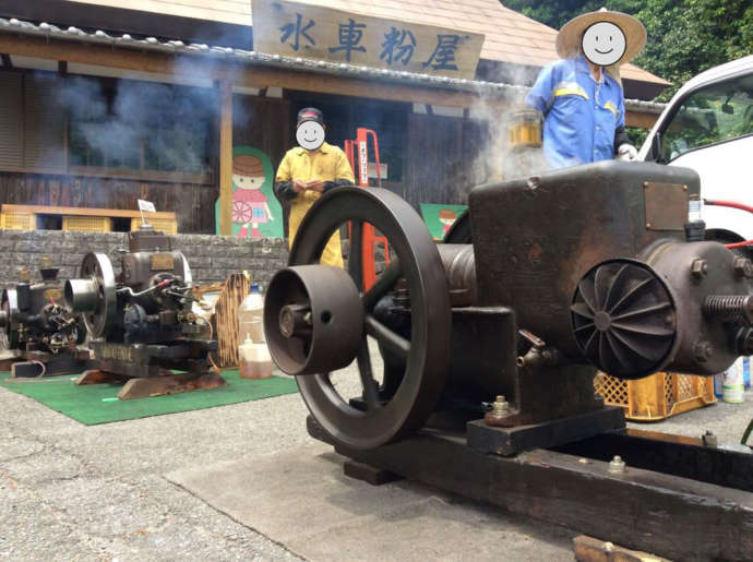 道の駅どなりで開かれる発動機運転会の様子