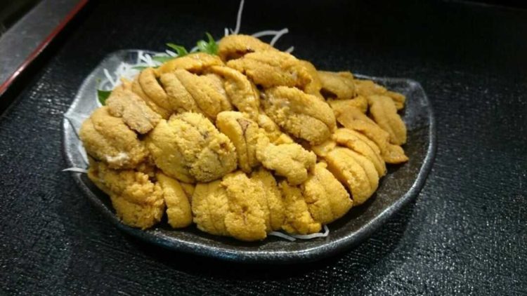 丼兵衛の箱ウニ盛り