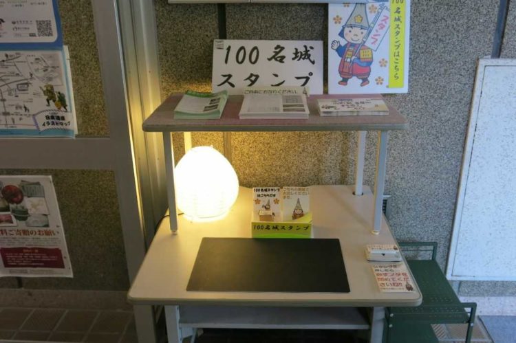 日本百名城スタンプが設置されている高岡市立美術館館内