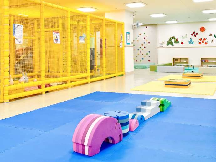 江別市内のショッピングモールにある子育てひろば「ぽこあぽこ」の遊具