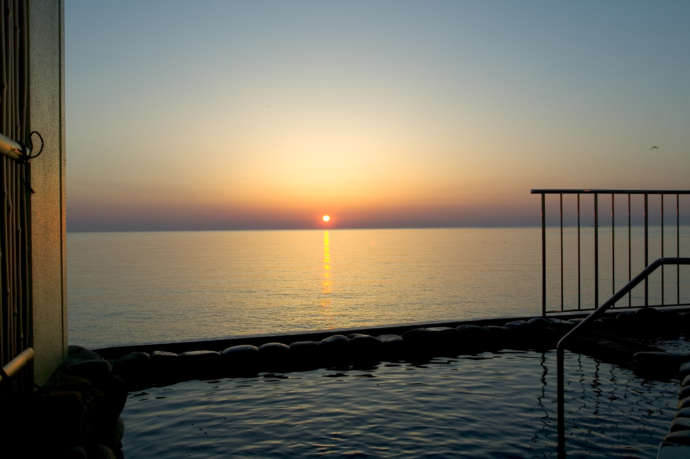 露天風呂の向こうに日本海