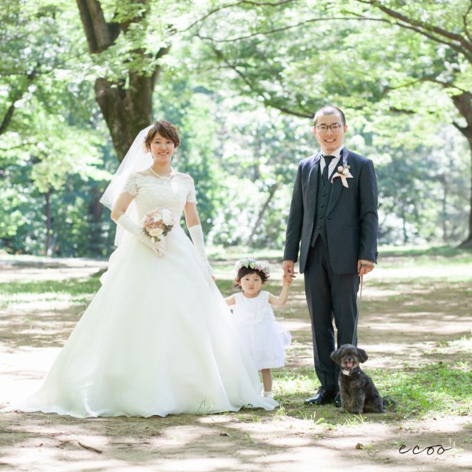 子どもと一緒にフォトウェディングの撮影を行う家族