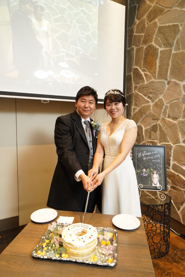 「EMOTIONAL PARTY！」のオンライン結婚式でのケーキ入刀風景中継