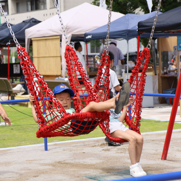 中央公園のブランコで遊ぶ子どもたち