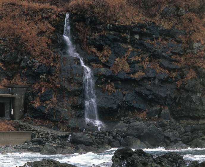 海に直接流れ込む垂水の滝