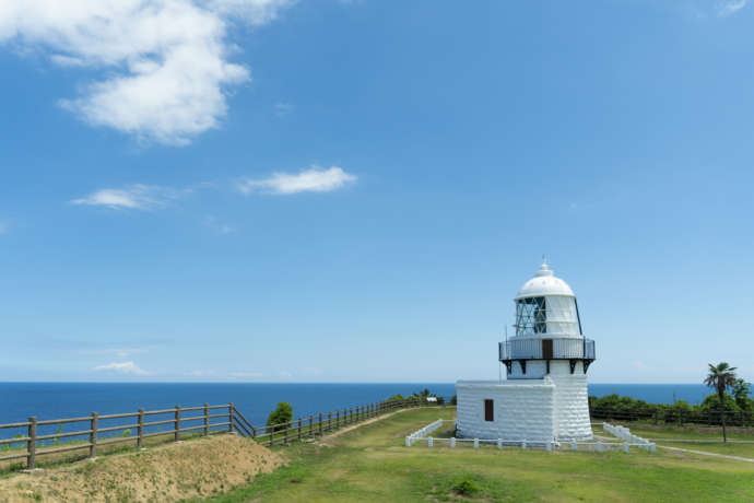 白い壁が美しい禄剛崎灯台