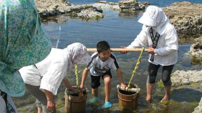 塩づくり体験で海水を汲む様子