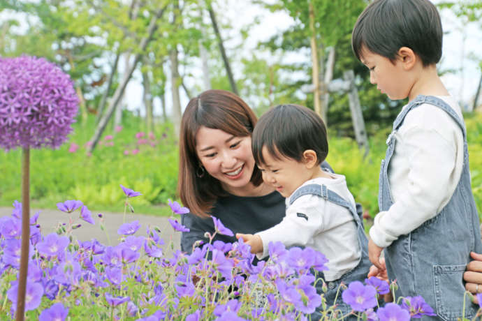 恵庭市で花を眺めて微笑む親子