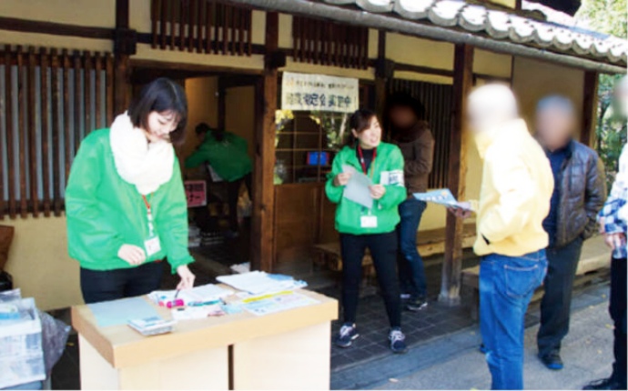 長屋門での健康測定の様子