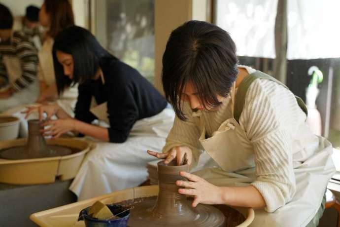 静岡県伊東市にある「陶芸工房えんのかま」で作陶に集中する女性たち