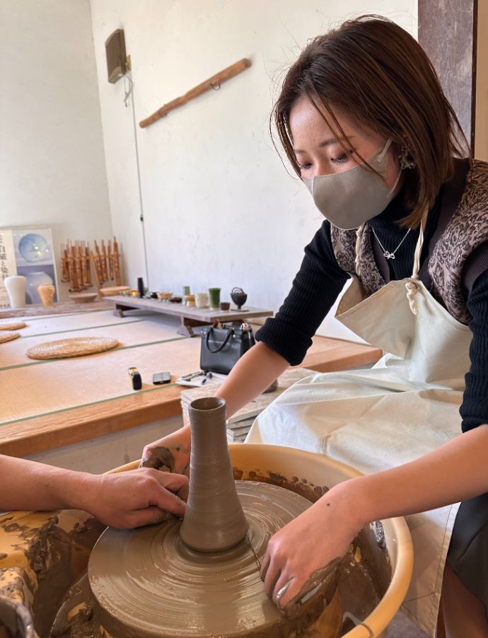 静岡県伊東市にある「陶芸工房えんのかま」で指導を受ける女性