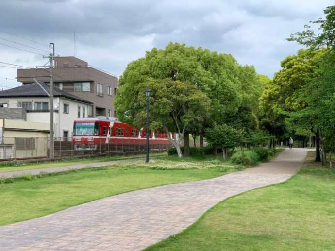 遠州鉄道車両が美薗中央公園横を通る様子