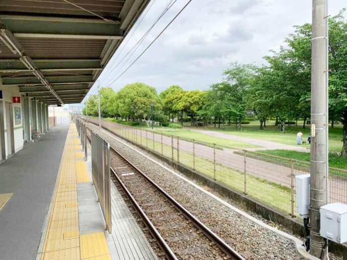 遠州鉄道の美薗中央公園駅のホームの様子