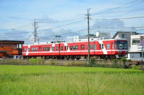 のどかな田園を走る遠州鉄道車両