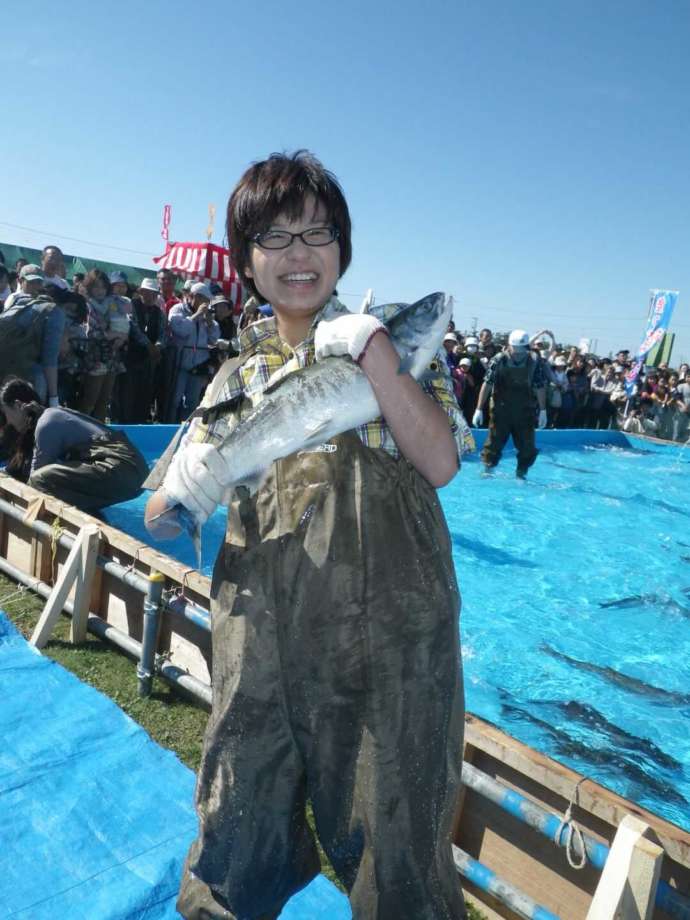 えりも海と山の幸フェスティバルの鮭つかみ取りの様子