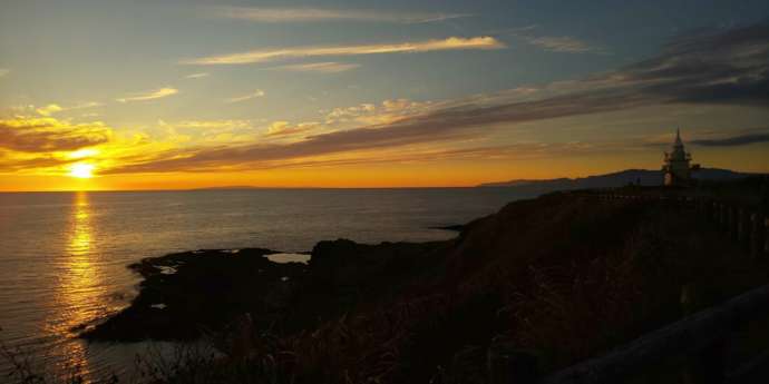 北海道江差町にあるかもめ島の夕暮れの風景