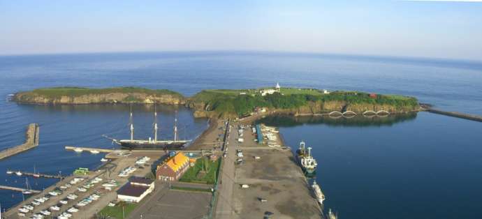 江差町のかもめ島の全景