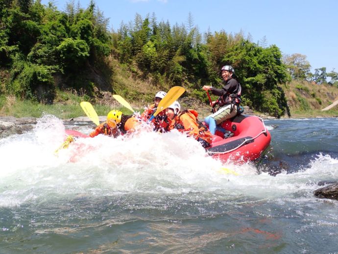 奈良県五條市にある「エバーグリーン」のラフティングツアーで水しぶきを浴び興奮している参加者