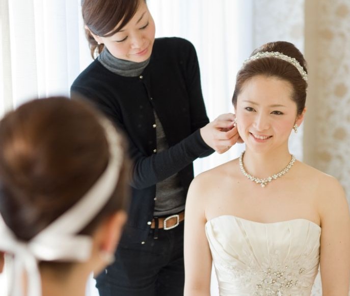 フェアリーブライダルのヘアメイクの様子