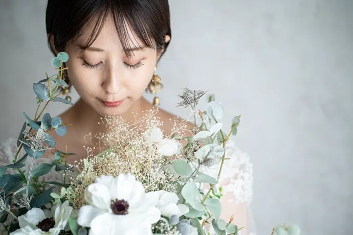 FAIRY BRIDALのフォトウェディングでブーケを持って撮影する新婦