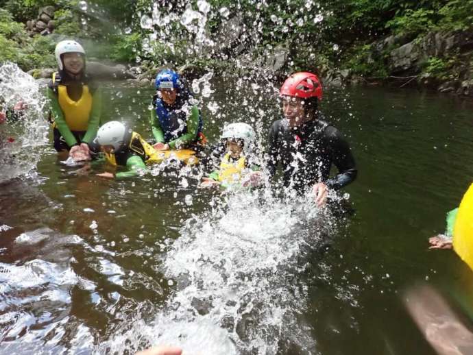 水しぶきをあげて盛り上がるフィールドアースのツアー参加者