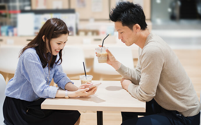 男女がカフェでコーヒーを飲んでいる時のイメージ